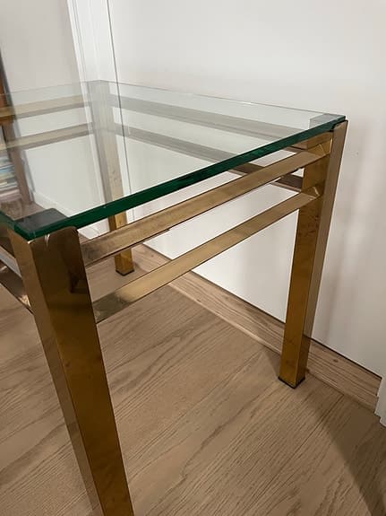 Bord, mässing och glas