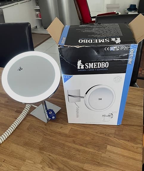 Smedbo Pima rak- och sminkspegel väggmodell med LED-belysning