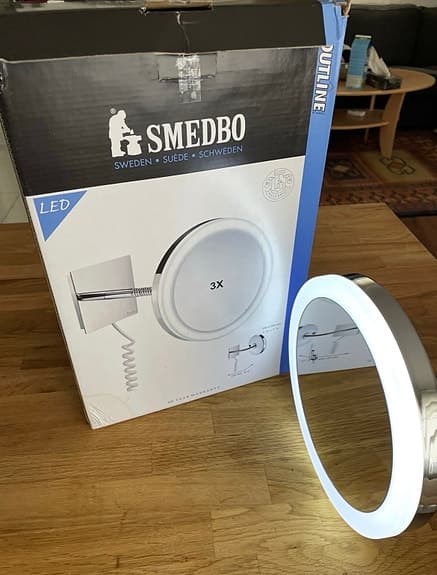 Smedbo Pima rak- och sminkspegel väggmodell med LED-belysning