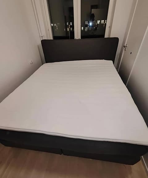 SNABB: KOMPLETT KONTINENTAL SÄNG  två sängbord i kartong (Erbjuds kostnadsfritt)