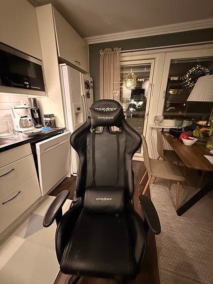DxRacer Formula gamingstol i svart läder