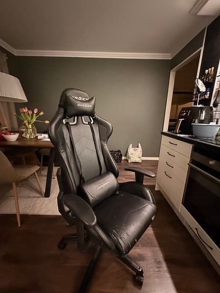DxRacer Formula gamingstol i svart läder