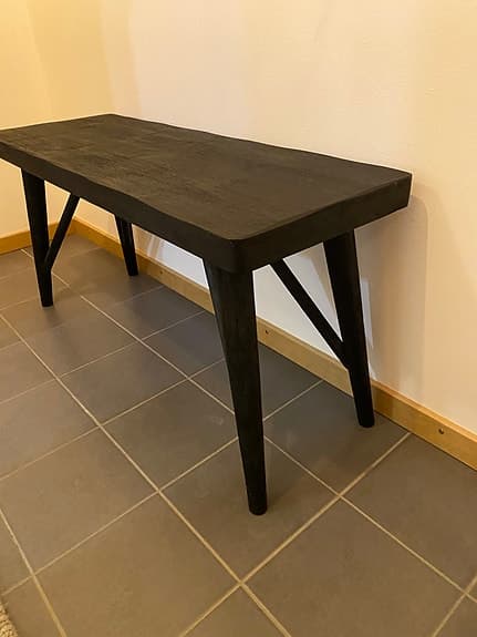 Bänk i mangoträ, svart.