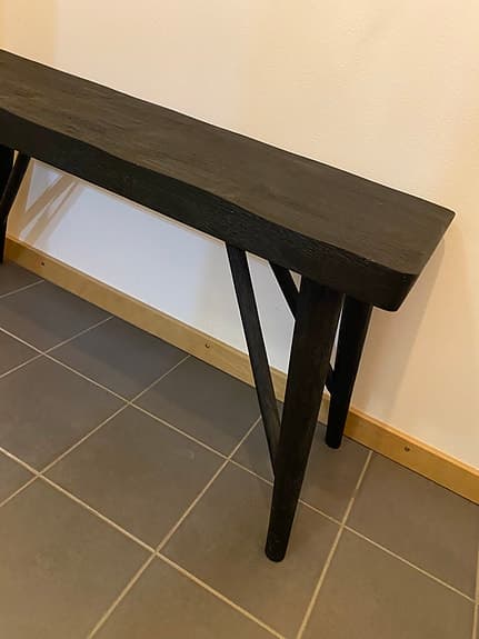 Bänk i mangoträ, svart.