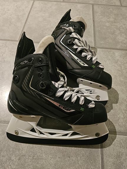 Helt nya CCM Ribcor 50K skridskor – stl 36,5 .