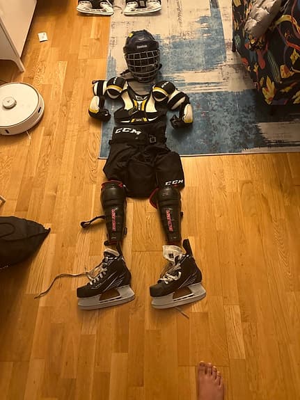 CCM ishockeyskridskor svart skor 34 storlek hjälm medium passar för 6-8