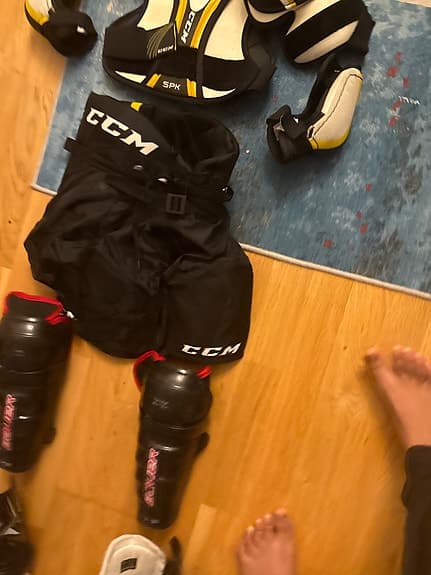 CCM ishockeyskridskor svart skor 34 storlek hjälm medium passar för 6-8