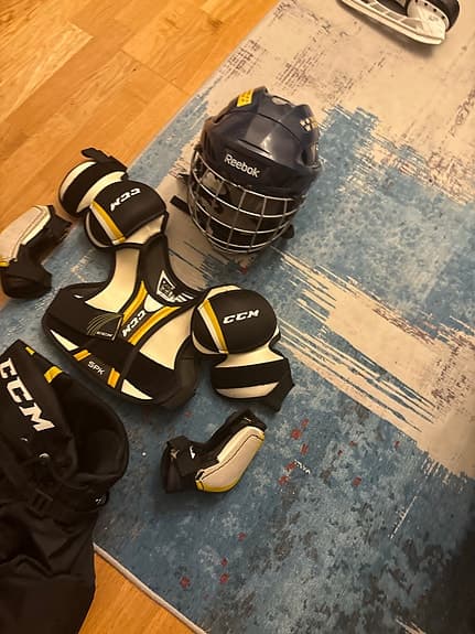 CCM ishockeyskridskor svart skor 34 storlek hjälm medium passar för 6-8