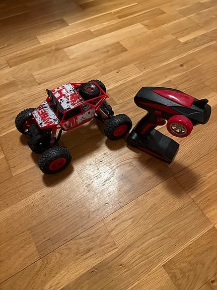 Fjärrstyrd bil röd vit med sändare