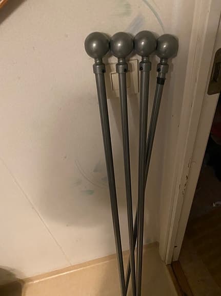Gardinstänger med kulformad ändknopp grå metall