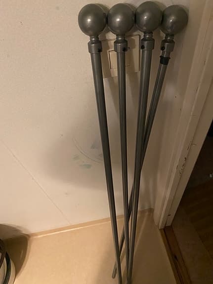 Gardinstänger med kulformad ändknopp grå metall