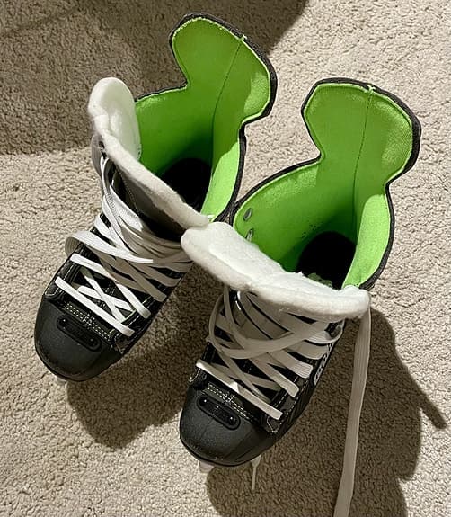 Bauer ishockeyskridskor svart/vit med grön insida stl 34