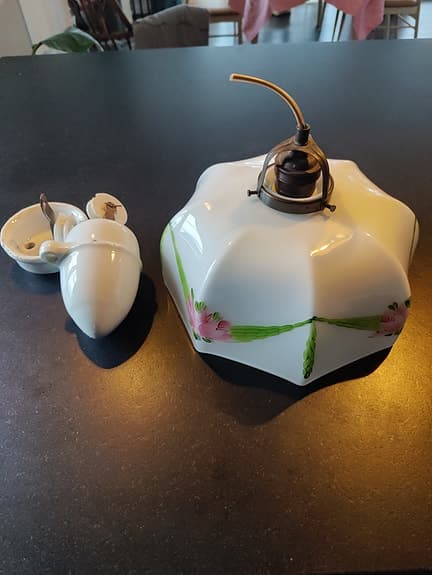 Antik taklampa i opalglas med originalupphängning i porslin