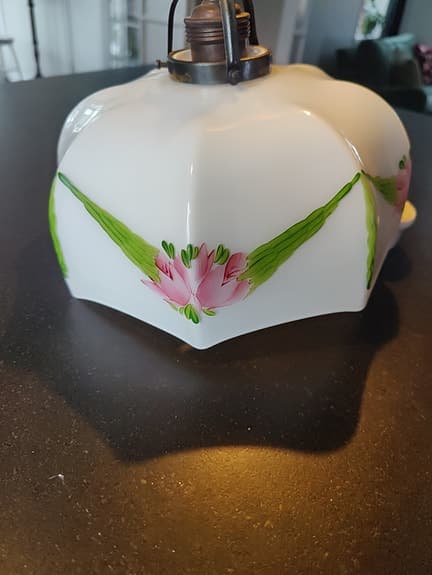 Antik taklampa i opalglas med originalupphängning i porslin