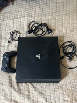 Sony Playstation 4 Pro spelkonsol svart med handkontroll och kablar