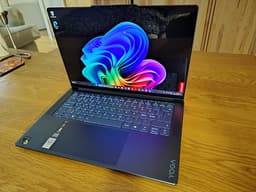 Lenovo Yoga Slim 7x OLED – Snapdragon X Elite – Nyskick (4 laddcykler!)