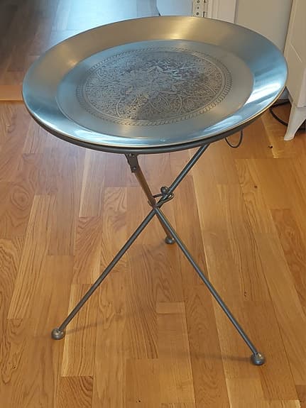 Orientaliskt brickbord i metall – fällbart & dekorativt