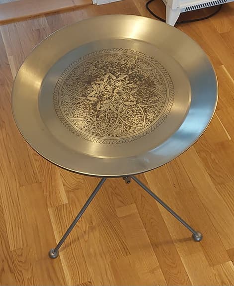 Orientaliskt brickbord i metall – fällbart & dekorativt