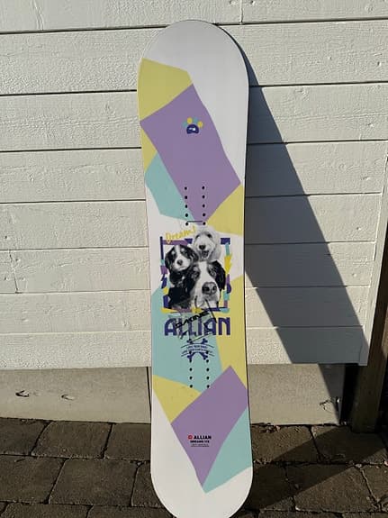 Allian Dreams 115 – Perfekt nybörjar snowboard med hundmotiv (Nyservad!)