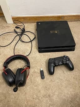 Sony Playstation 4 spelkonsol med handkontroll och headset svart