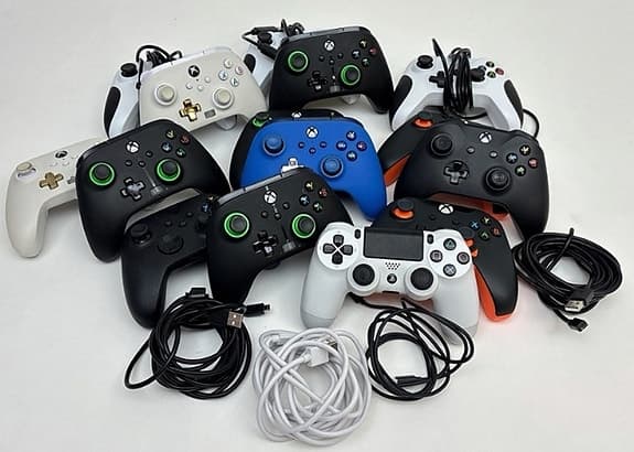 STORT KONTROLLPAKET – 15 spelkontroller till Xbox & PS4 – FYND!