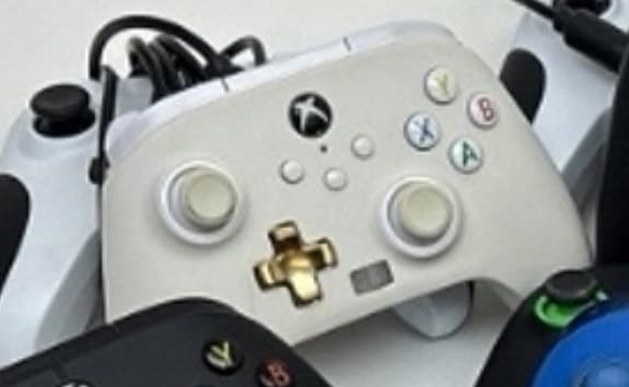 STORT KONTROLLPAKET – 15 spelkontroller till Xbox & PS4 – FYND!