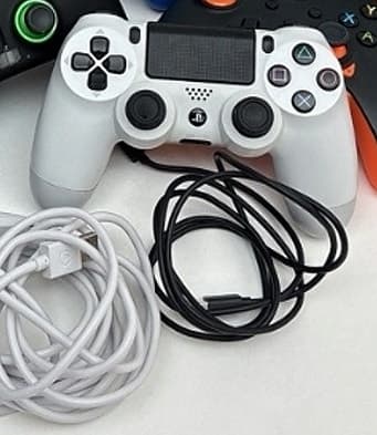 STORT KONTROLLPAKET – 15 spelkontroller till Xbox & PS4 – FYND!