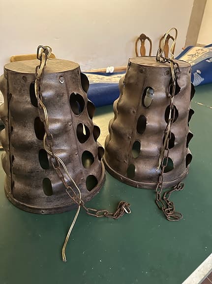 Två industrilampor i järn med fin patina - robust industriell design