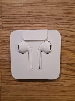 Helt nya Apple iPhone hörlurar ear pods med Lightning anslutning vit