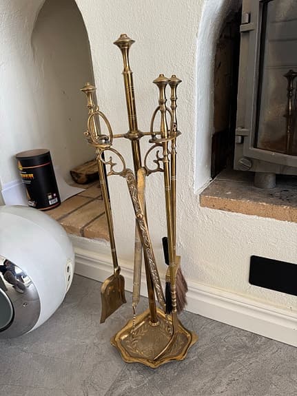 Eldstadsset i mässing