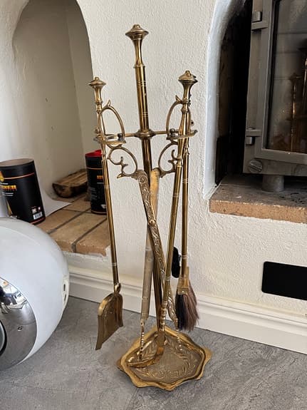 Eldstadsset i mässing