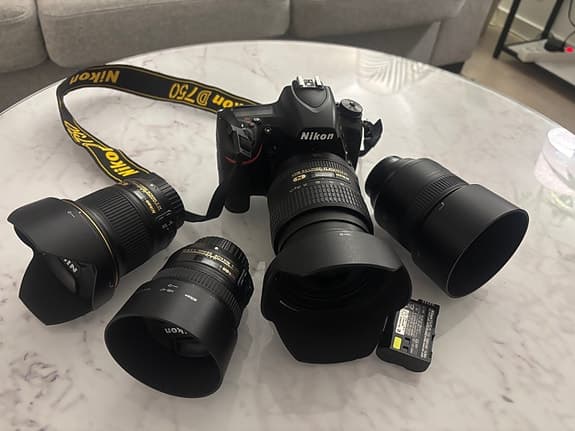 Nikon D750 digital systemkamera med objektiv och tillbehör