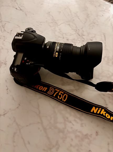 Nikon D750 digital systemkamera med objektiv och tillbehör