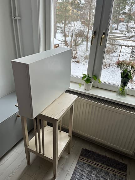 En byrå skåp och desk / arbetsbord