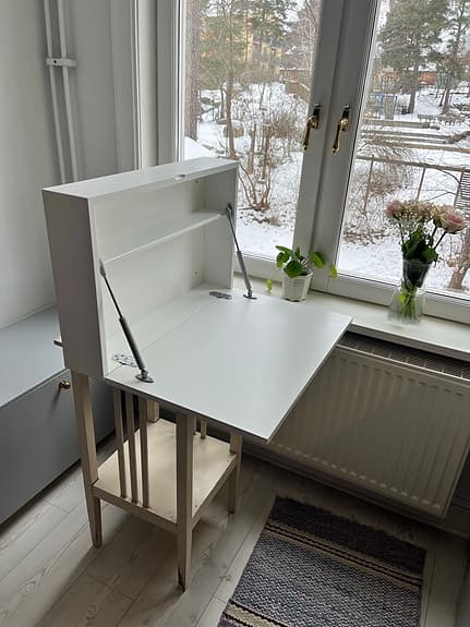 En byrå skåp och desk / arbetsbord