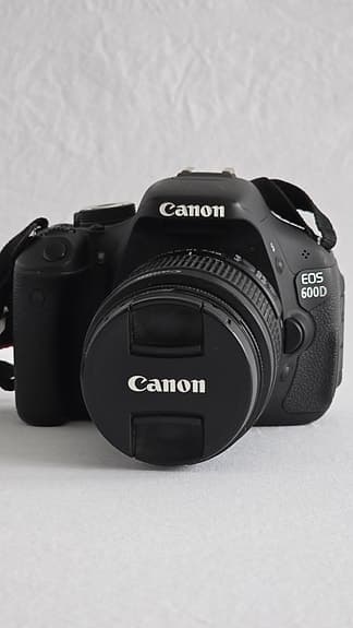 Canon EOS 600D systemkamera – vridbar skärm, tillbehör ingår