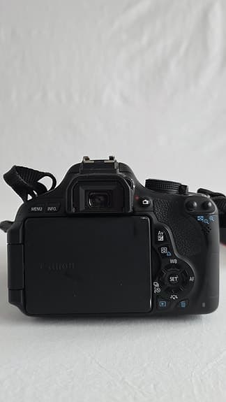 Canon EOS 600D systemkamera – vridbar skärm, tillbehör ingår