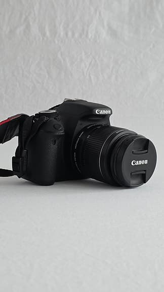 Canon EOS 600D systemkamera – vridbar skärm, tillbehör ingår