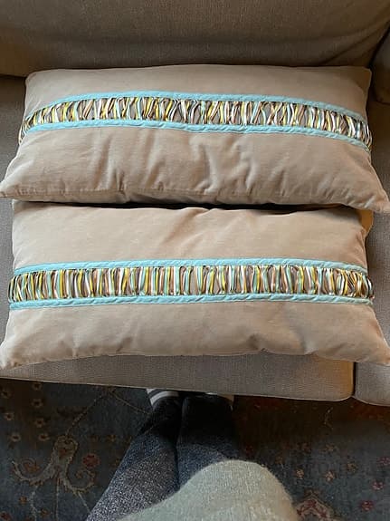Kuddar i sammet, beige med mönstrad dekor, 2 st