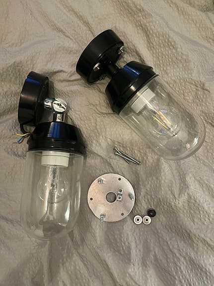 Två klassiska utomhuslampor i gedigen kvalitet säljes