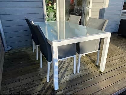Matgrupp utebord med glasbordsskiva och 4 stolar vit grå