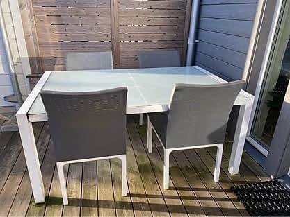 Matgrupp utebord med glasbordsskiva och 4 stolar vit grå