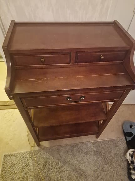 Träbyrå / sidobord med lådor och hyllor