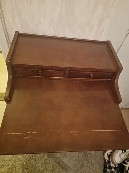 Träbyrå / sidobord med lådor och hyllor