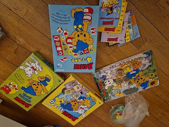 Bamse -bamsespel, pussel, bamsegossedjur, bamsekläder
