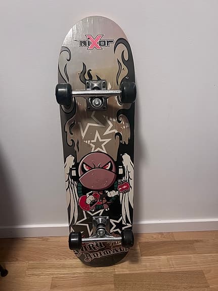 Nixor  Fury  originals skateboard med flammor och dödskallemotiv