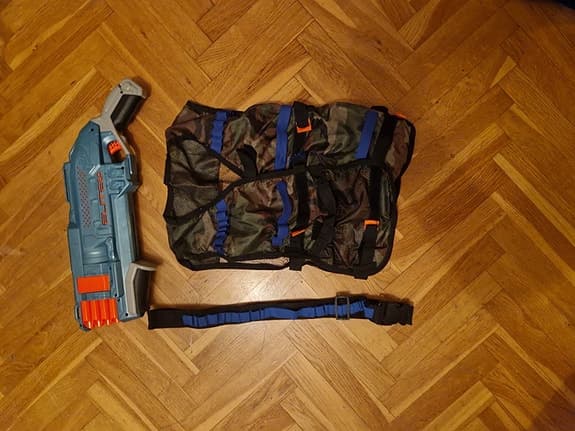 Nerf Elite leksakspistol med taktisk väst och bälte