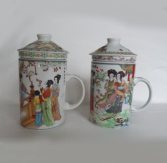 Två Japanska Te/Kaffe koppar m lock, ett innerglas för att brygga te