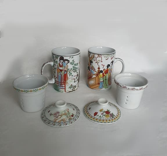 Två Japanska Te/Kaffe koppar m lock, ett innerglas för att brygga te