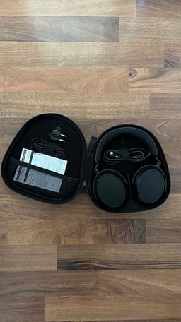 Sennheiser Momentum 4 hörlurar